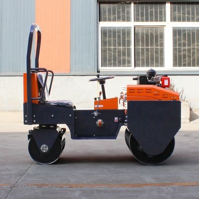 Démarrage électrique 0,8 tonne Diesel Double tambour Ride On Road Roller pour un fonctionnement en douceur